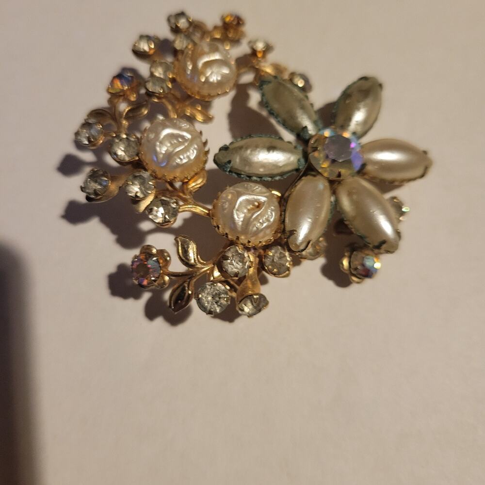 Vintage Gold Tone Faux Pearl & Rhinestone Floral Brooch Pin Iridescent Flower AB - Picture 3 of 15